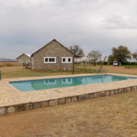 Готель Meteorite Rest Camp Grootfontein Екстер'єр фото
