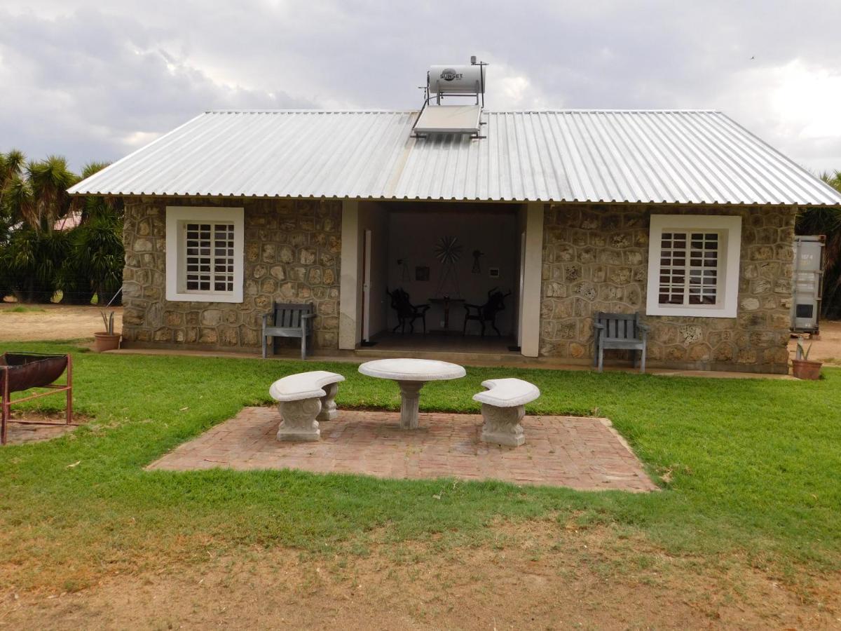 Готель Meteorite Rest Camp Grootfontein Екстер'єр фото