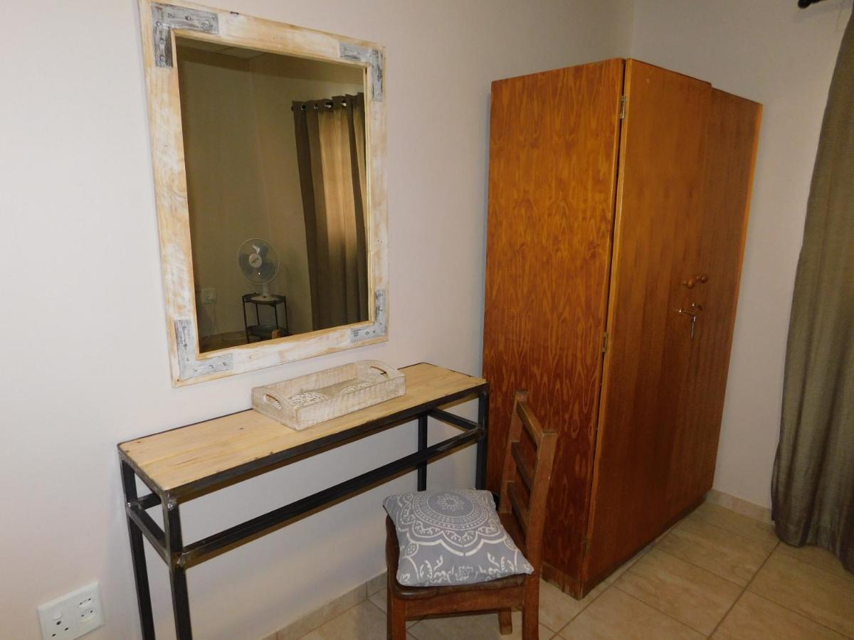 Готель Meteorite Rest Camp Grootfontein Екстер'єр фото