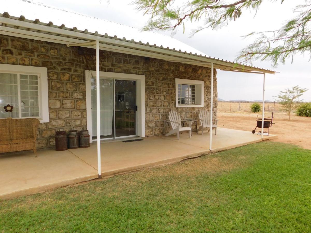 Готель Meteorite Rest Camp Grootfontein Екстер'єр фото