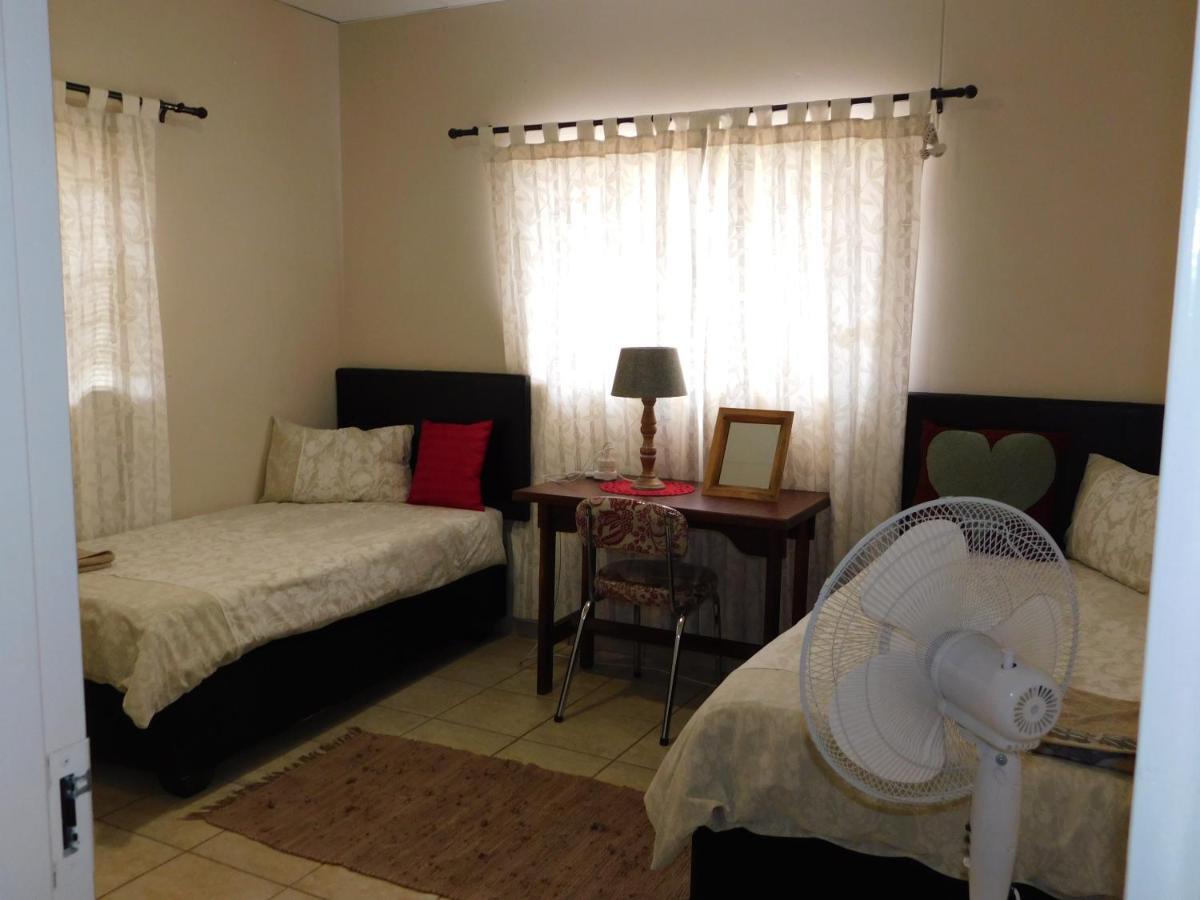 Готель Meteorite Rest Camp Grootfontein Екстер'єр фото