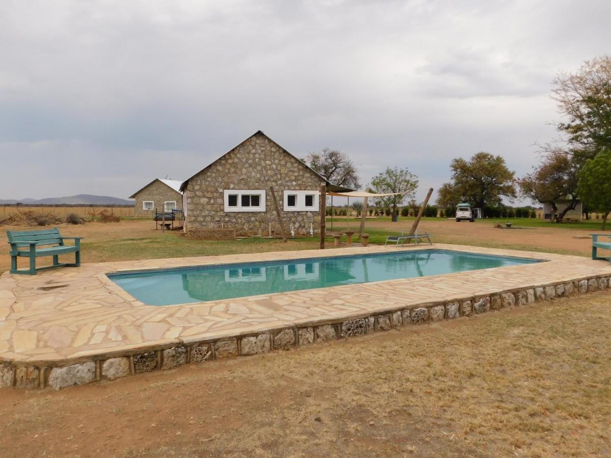 Готель Meteorite Rest Camp Grootfontein Екстер'єр фото