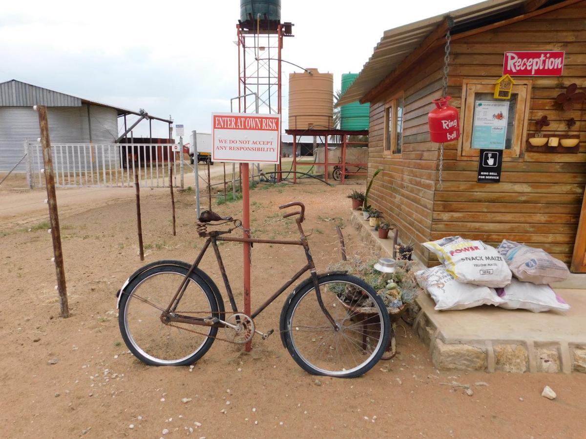 Готель Meteorite Rest Camp Grootfontein Екстер'єр фото