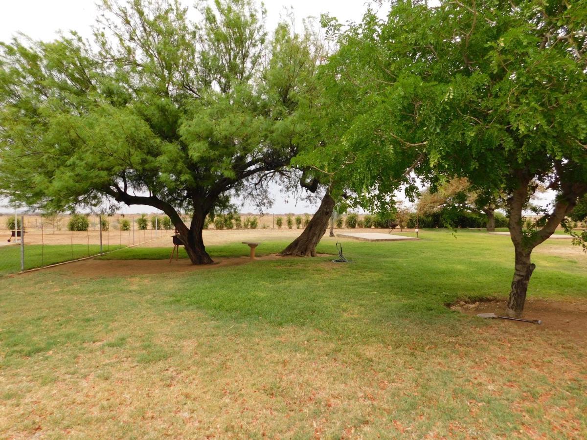 Готель Meteorite Rest Camp Grootfontein Екстер'єр фото